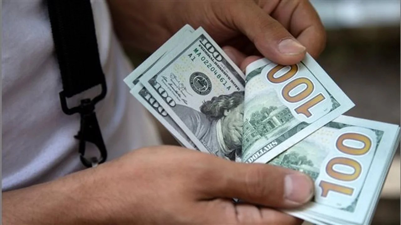 تحديثات الصرف.. سعر الدولار مقابل الجنيه في البنوك المصرية خلال تعاملات الخميس